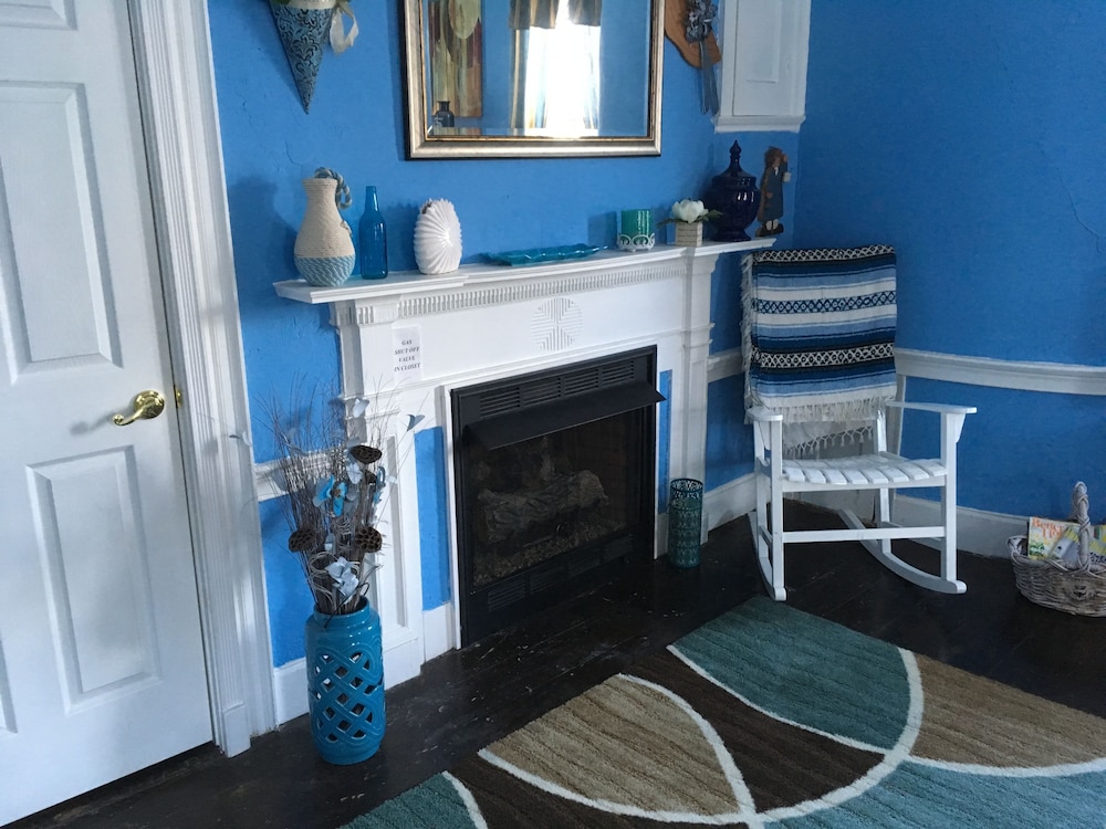 Blue Room - Shared Bath photo 3
