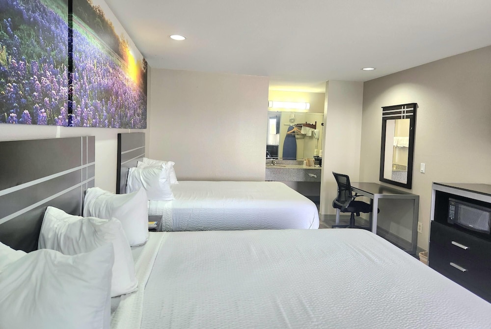Standard Room, 2 Queen Beds, Smoking - Photo 9
