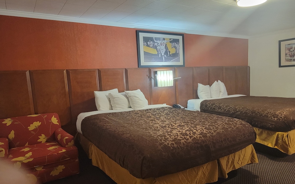 Deluxe Room, Multiple Beds, Non Smoking, Refrigerator & Microwave photo 2