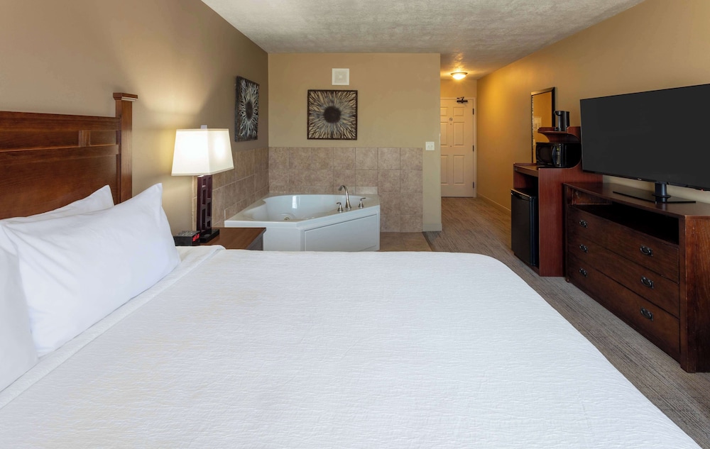 Suite, 1 King Bed, Jetted Tub photo 3