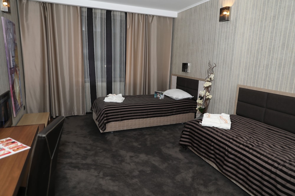 Deluxe Double Room, 1 King Bed photo 3
