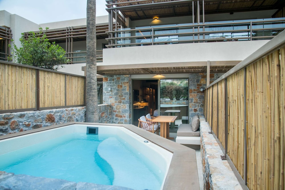 Classic Double Garden View Outdoor Hot Tub - Photo 2