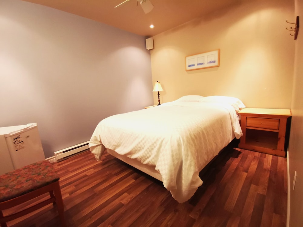 Room, 2 double beds separated by a wall, in 2 small units photo 3