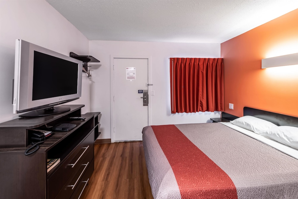 Deluxe Room, 1 Queen Bed, Non Smoking, Kitchenette photo 3