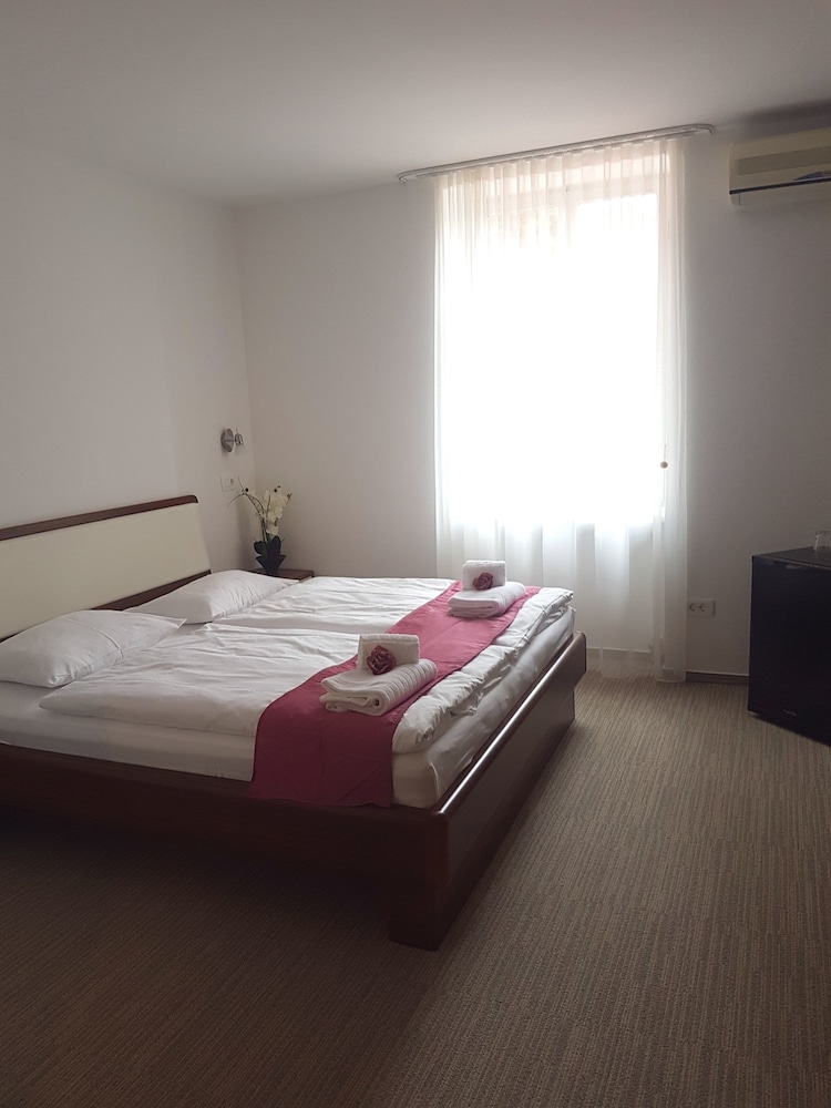 Deluxe Double Room, 1 Queen Bed, Partial Sea View photo 3