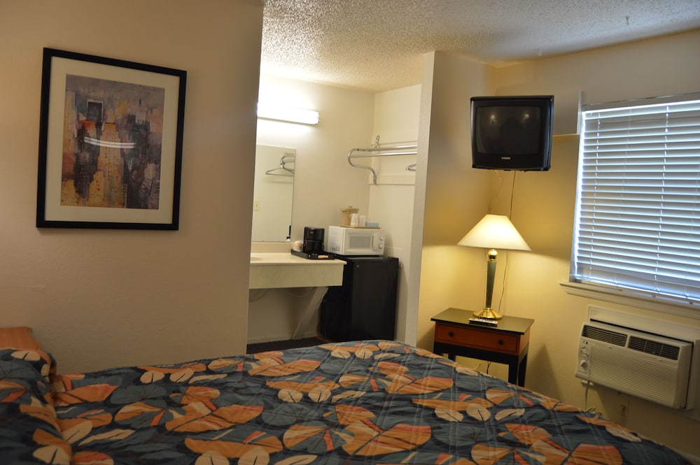 Standard Room, 1 Queen Bed