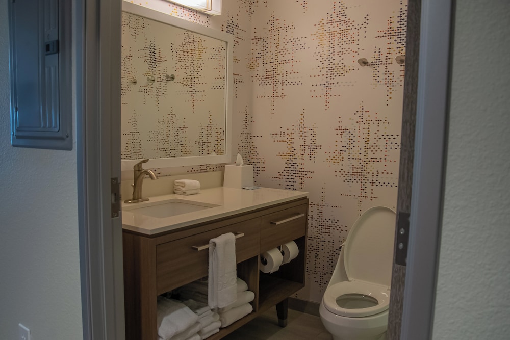 Suite, 1 King Bed, Accessible, Bathtub - Photo 7