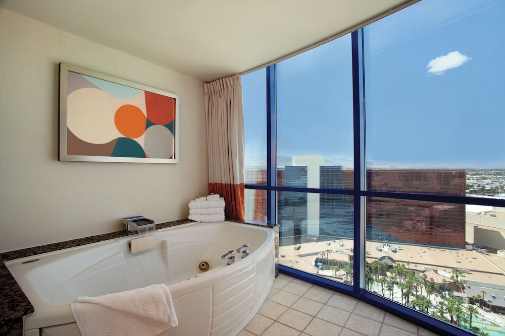 Suite, 1 Bedroom - Photo 6