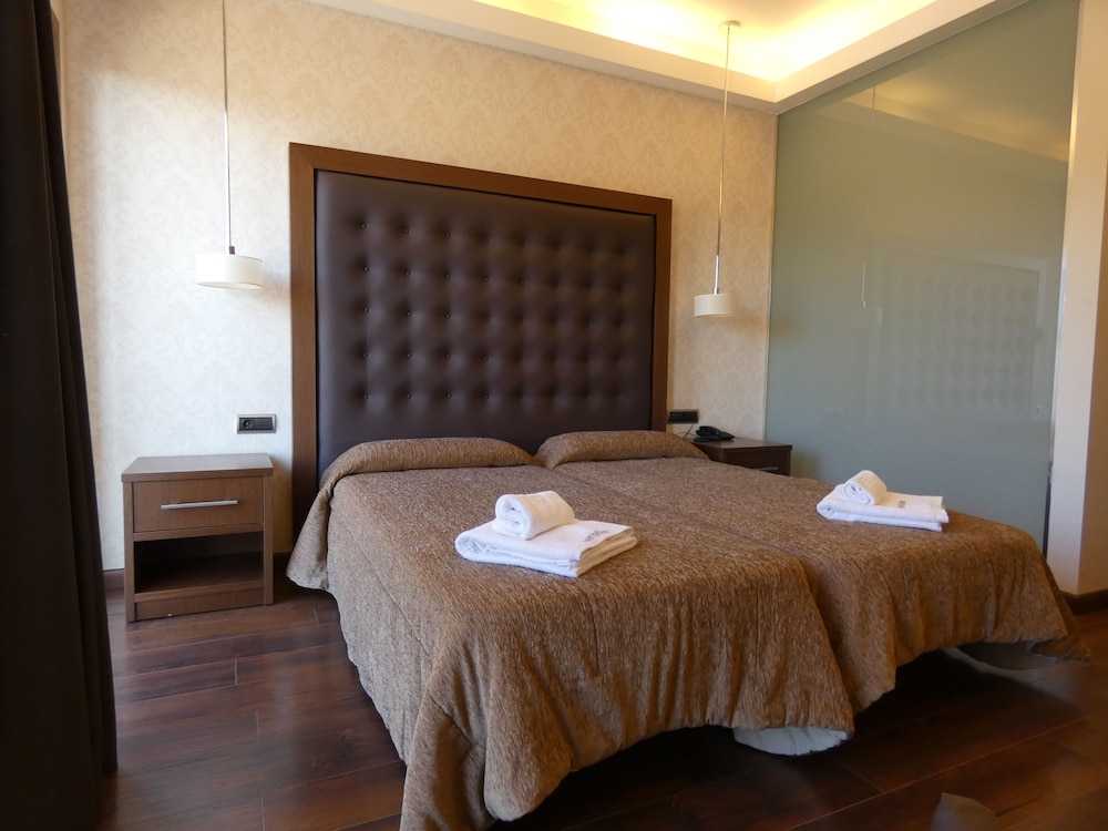 Standard Twin Room - Photo 11