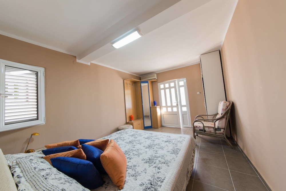Studio, Pool Access, Pool View