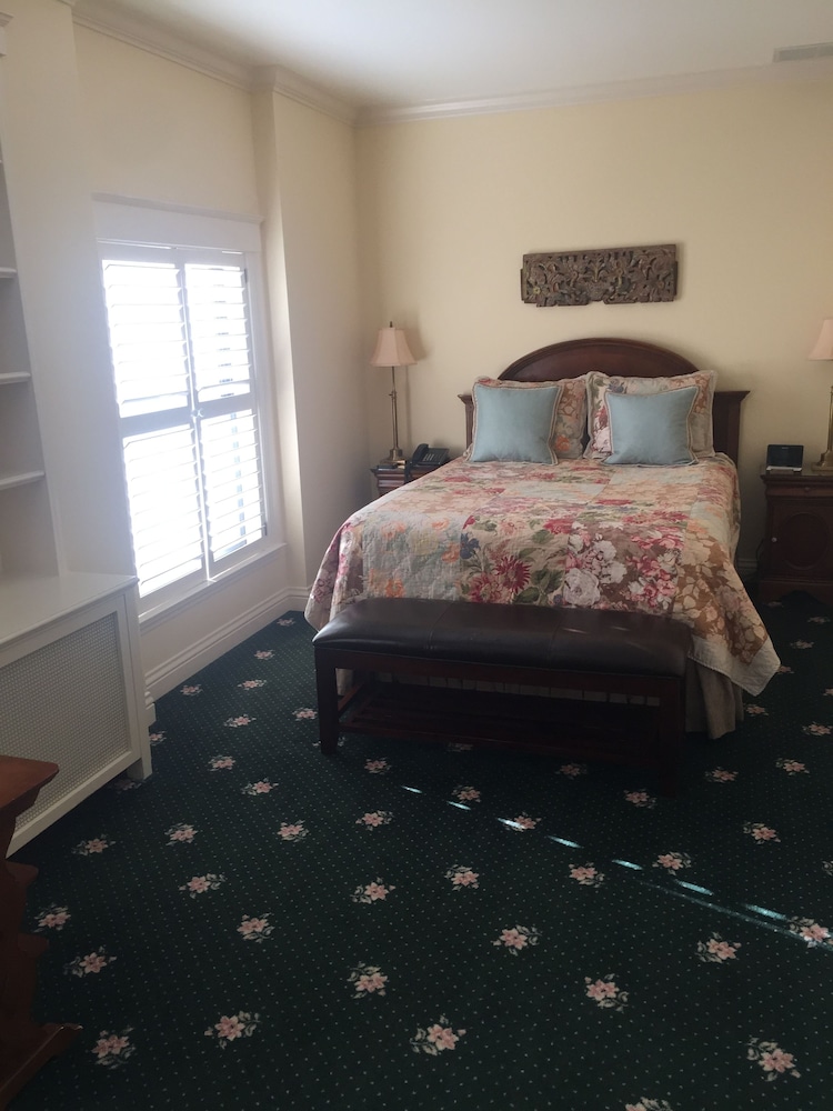 Signature Single Room, 1 Queen Bed, Fireplace