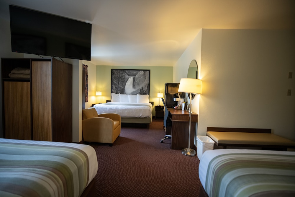 Deluxe Room, 1 King & 2 Queen photo 2