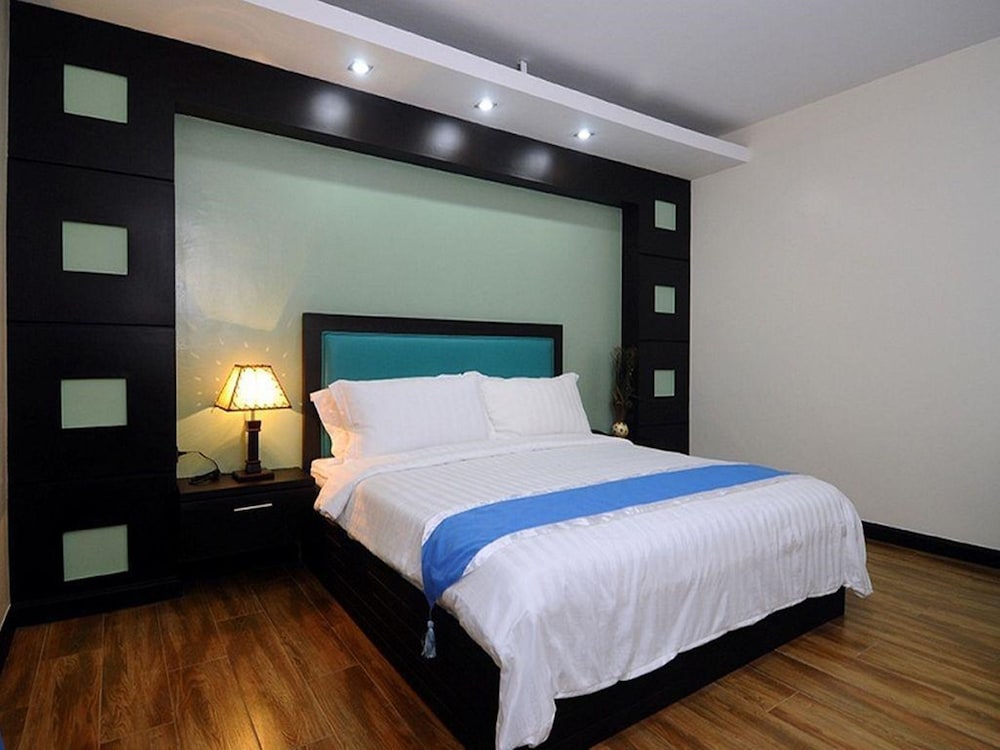 Grand Room, 1 Queen Bed, Non Smoking, Mountain View