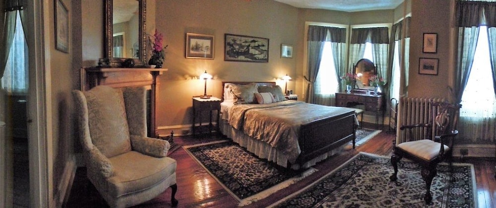 Classic Room, 1 Queen Bed, Fireplace (Wilson Room) photo 2