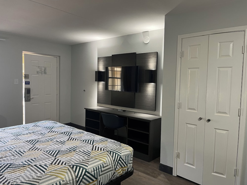 Standard Room, 1 King Bed, Non Smoking, Kitchenette - Photo 4