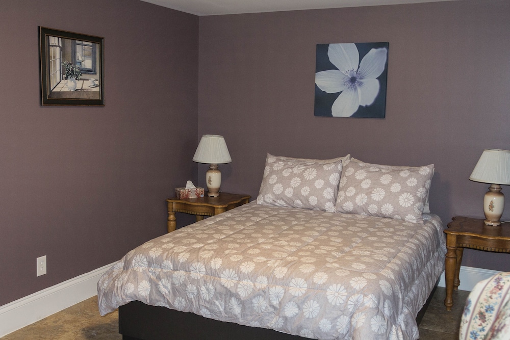 Basic Room, 1 Queen Bed, Non Smoking, Garden Area
