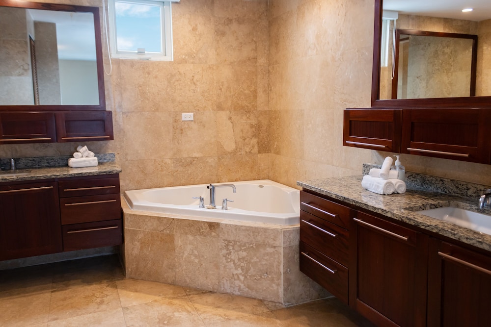 Deluxe Suite - Photo 5