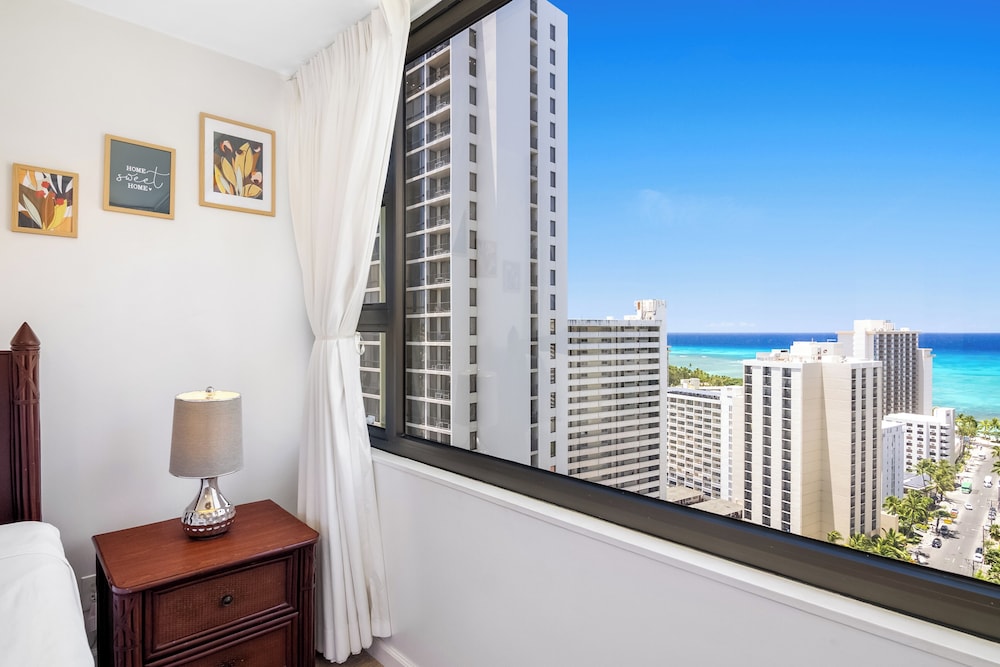 High Floor Ocean View Condo (King Bed and Parking): Condo, 1 Bedroom, Ocean View (0123) photo