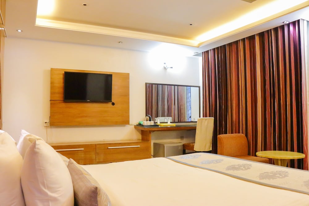 Standard Double Room, 1 Queen Bed, Smoking, City View photo 2