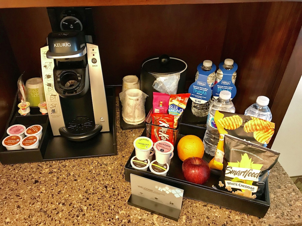 Room, 1 King Bed (Drinks & Snacks) photo 2