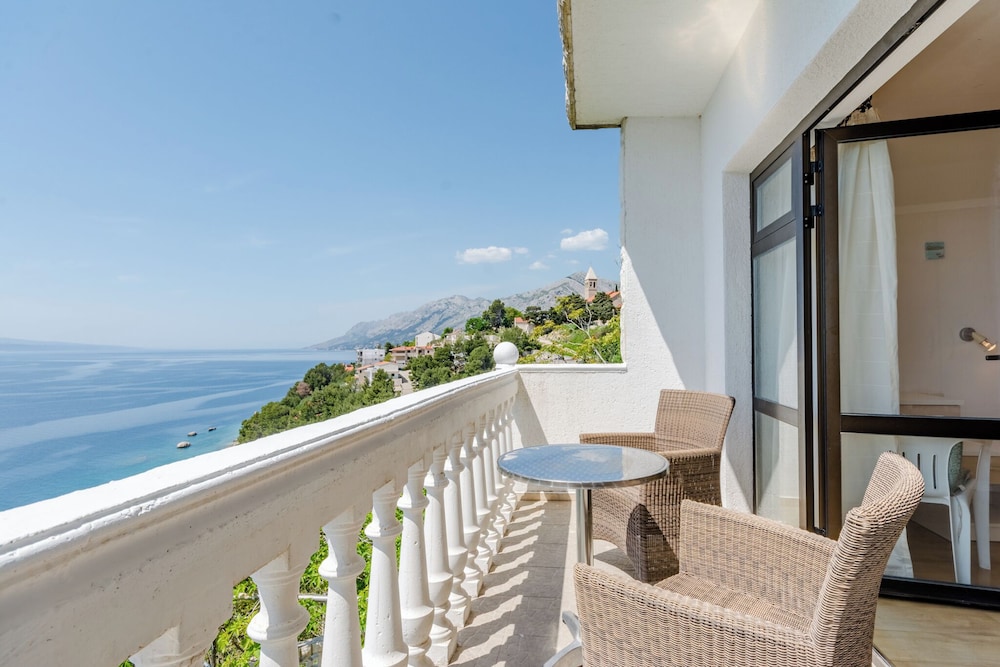 Studio (Studio Apartment with Balcony and Sea)