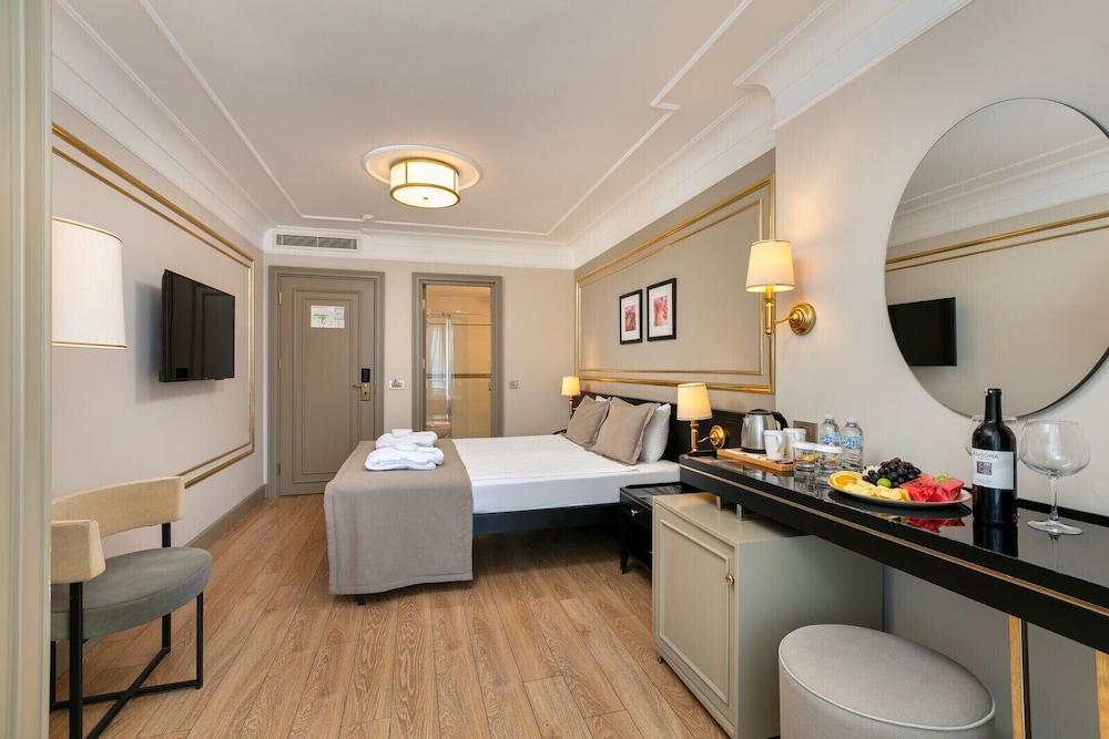Deluxe Room with Side Sea View