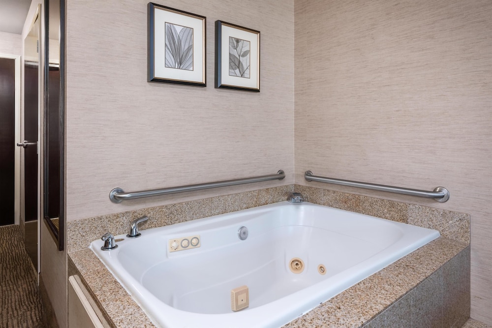Standard Room, 1 King Bed, Accessible, Bathtub photo 2