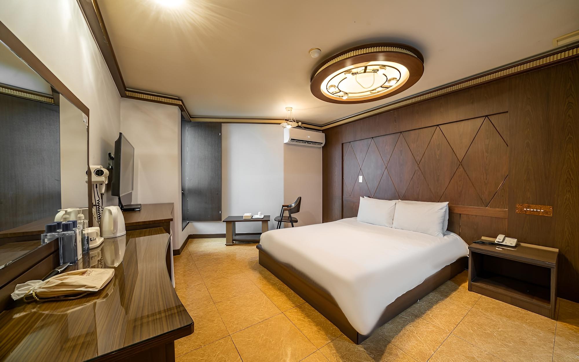 Room (Standard Room) - Photo 5