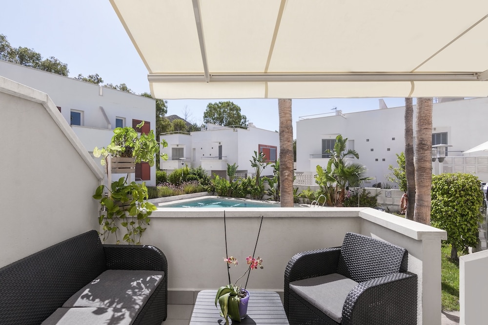 Standard Apartment, 2 Twin Beds, Terrace, Pool View photo 2