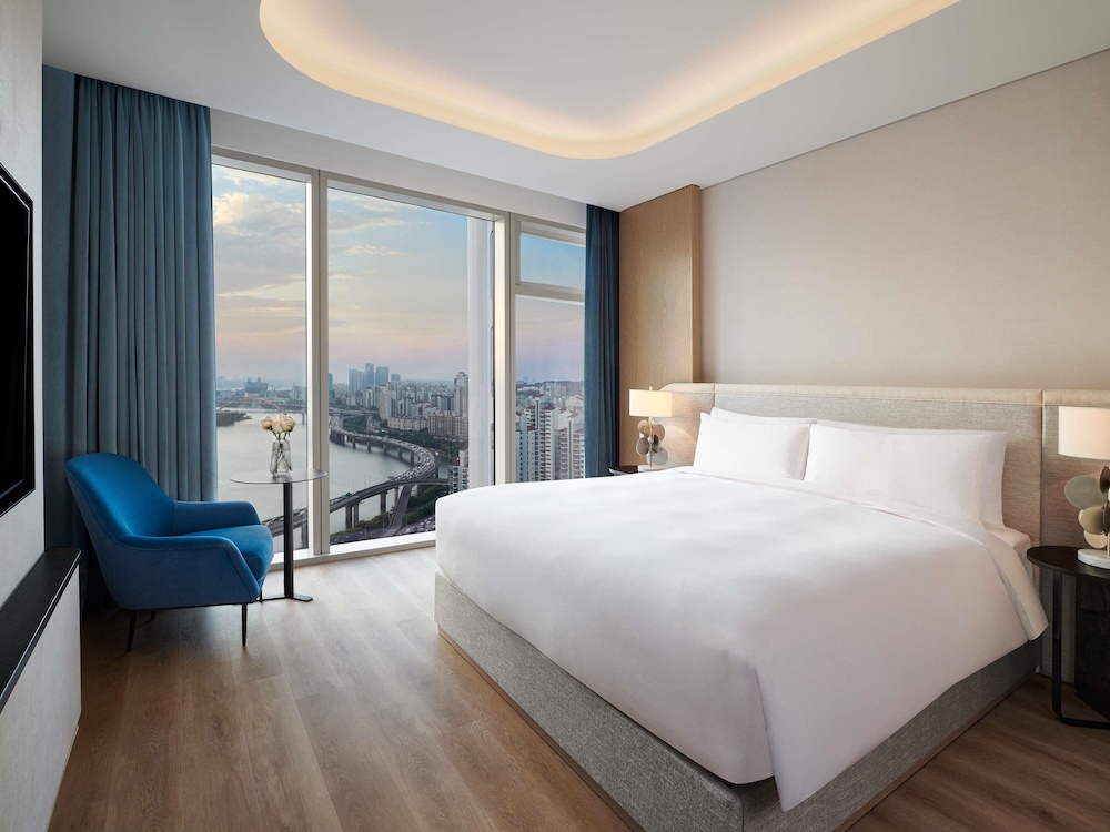 Premier Suite, 1 King Bed, River View - Photo 1