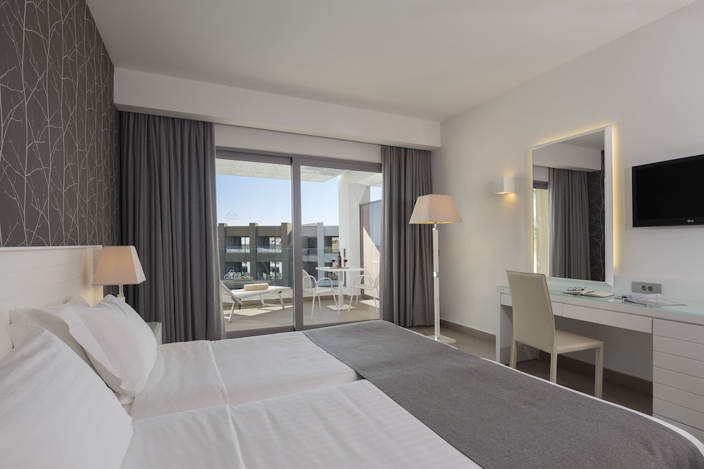Family Room, Resort View - Photo 4