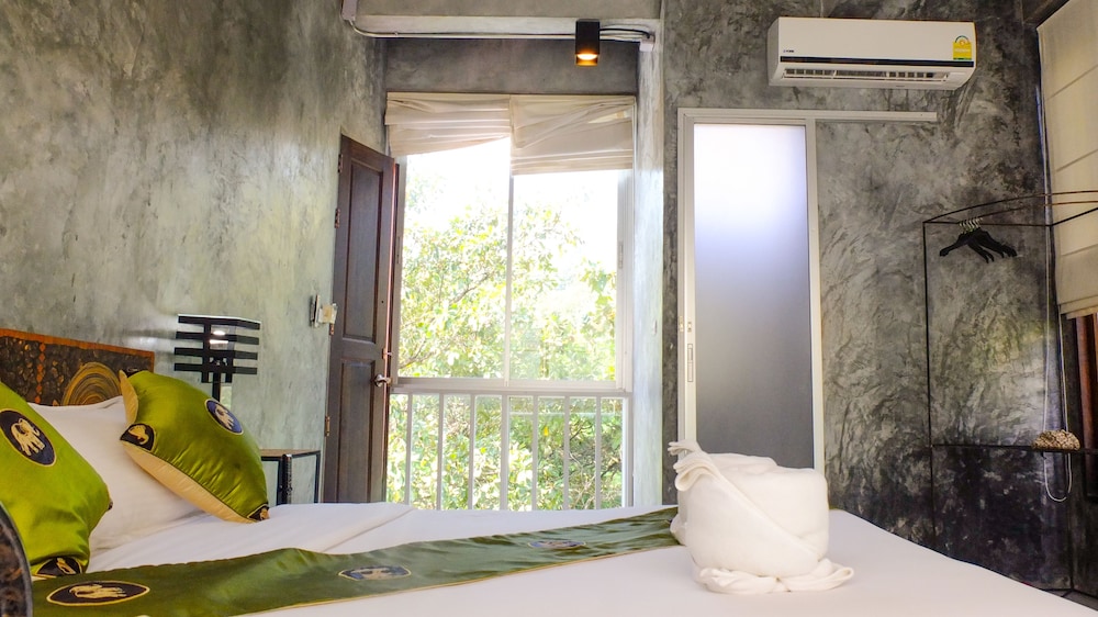 Panoramic Room, 1 Queen Bed, Non Smoking, Mountain View photo 3