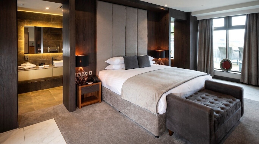 Luxury Penthouse, City View, Corner