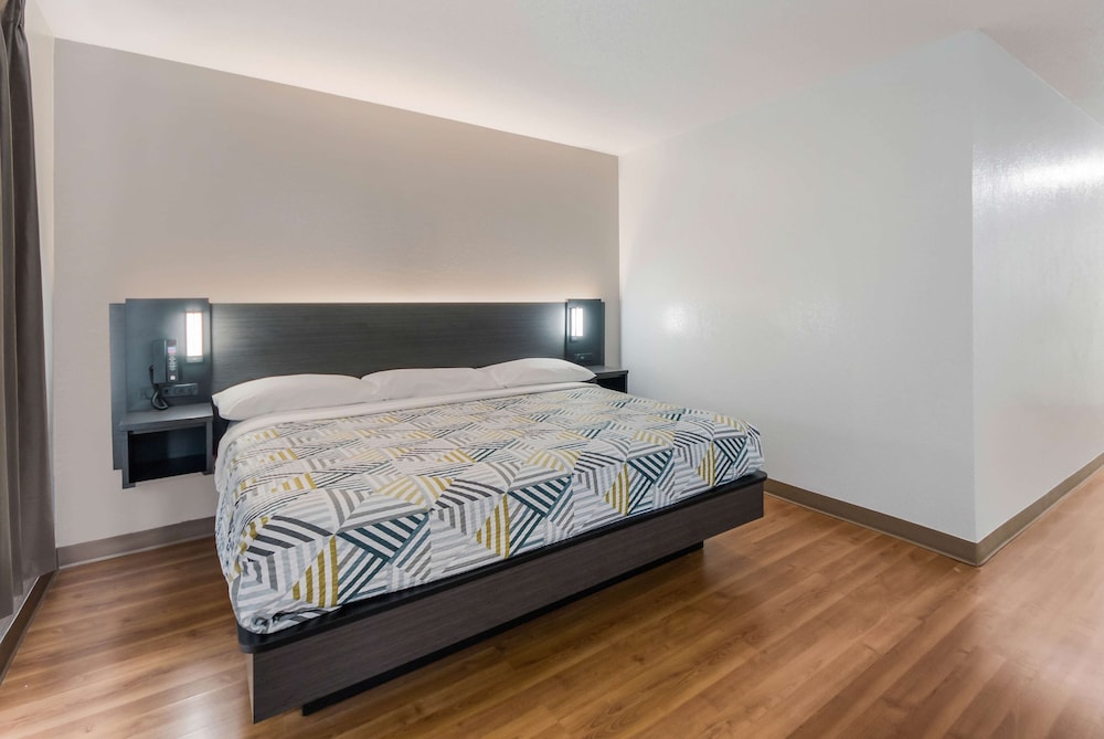 Standard Suite, 1 King Bed, Non Smoking, Kitchenette - Photo 4