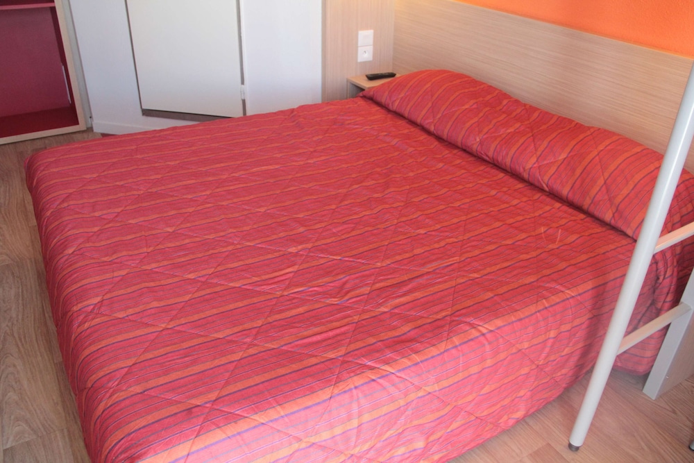 Standard Room, 3 Twin Beds - Photo 1