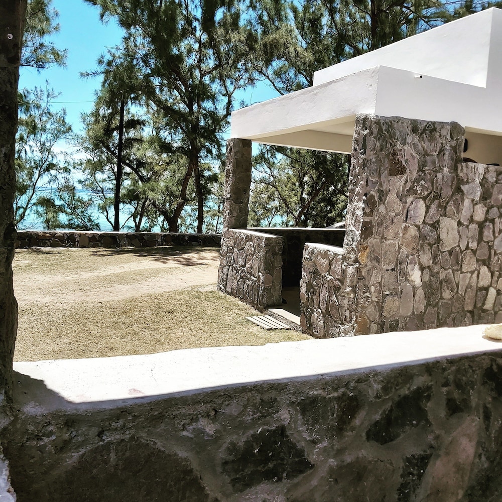 Basic Double Room, 1 Queen Bed, Non Smoking, Beach View (Blue) photo 3
