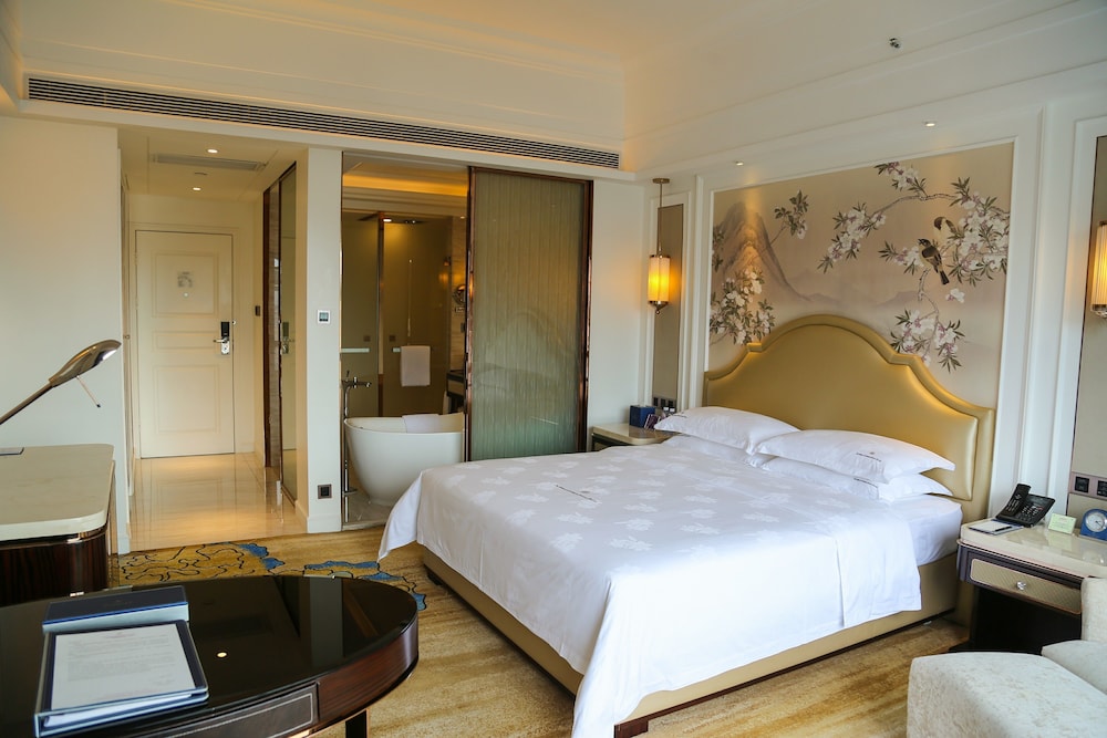 Business Room, 1 King Bed, City View photo 3