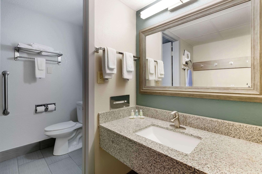 Suite, 1 King Bed, Non Smoking - Photo 3