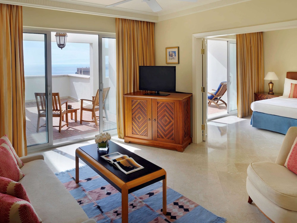Executive Suite, City View - Photo 5