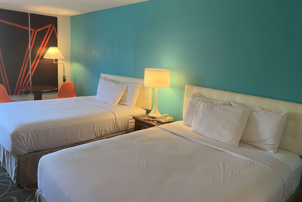 Standard Room, 2 Queen Beds - Photo 1