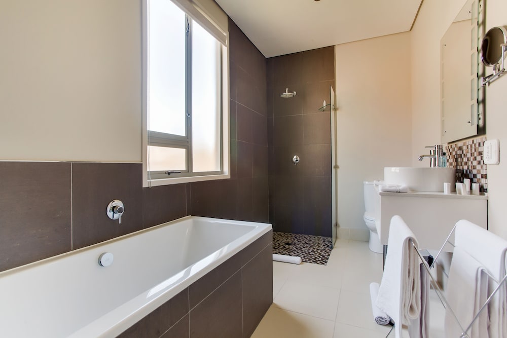 Standard en-suite room, Shower and Bath - Photo 2