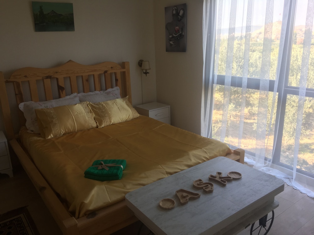 Honeymoon Room photo 1