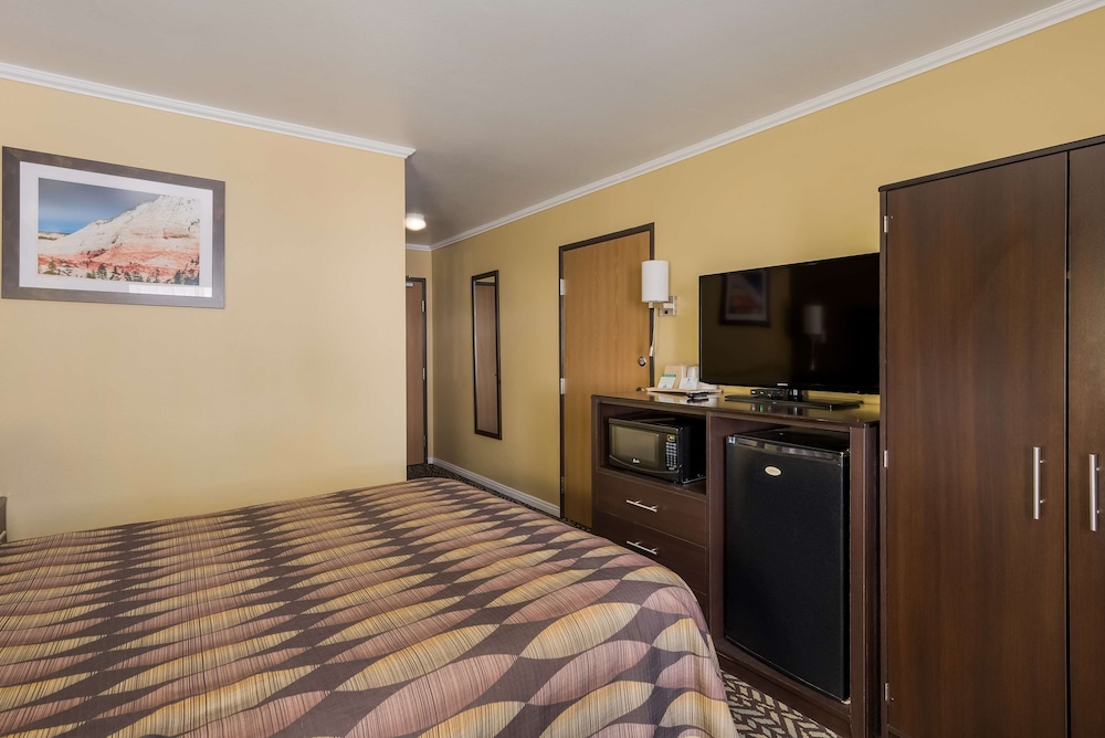 Standard Room, 1 Queen Bed, Accessible, Non Smoking - Photo 3
