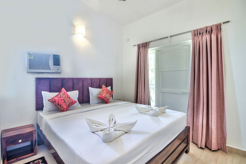 Superior Room, Pool View - Photo 7