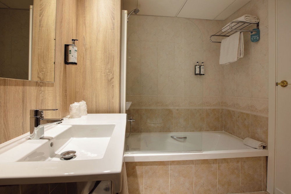 Standard Room, Pool View (2 adults + 1 child) - Photo 5