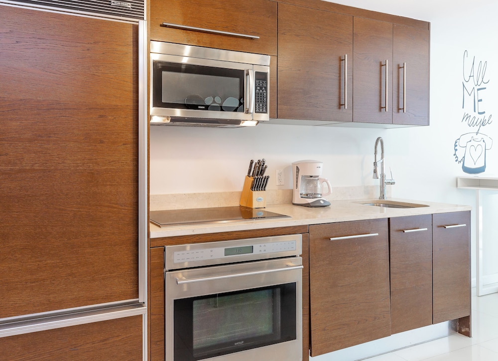Business Studio Suite, 1 Queen, Balcony, City/River ViewÂ 3205