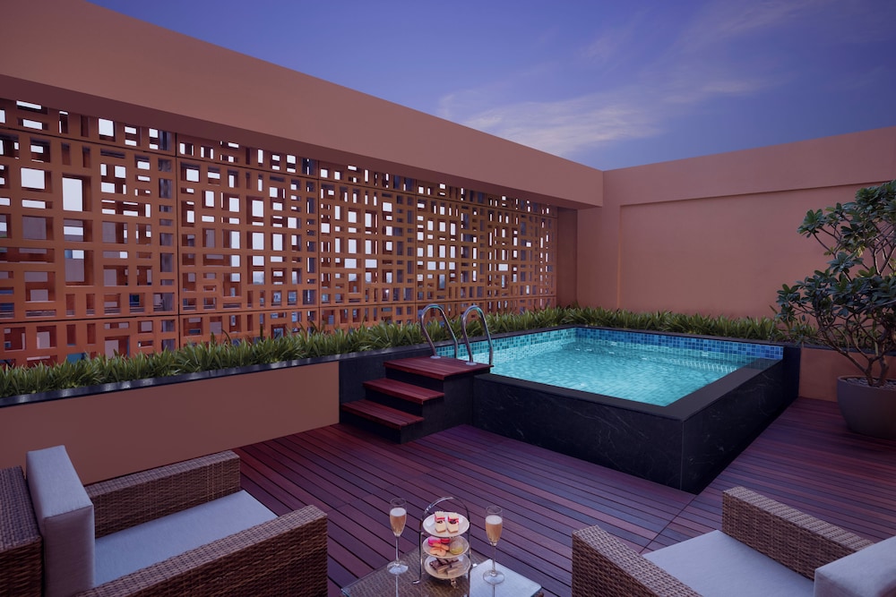 Grand Room, 1 King Bed, Jetted Tub (Luxury)