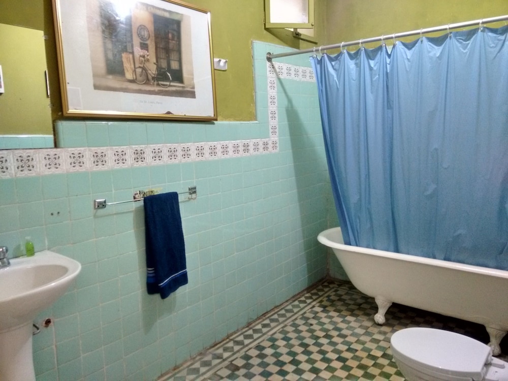 Standard Room (Contemporary Shared Bathroom) photo 3