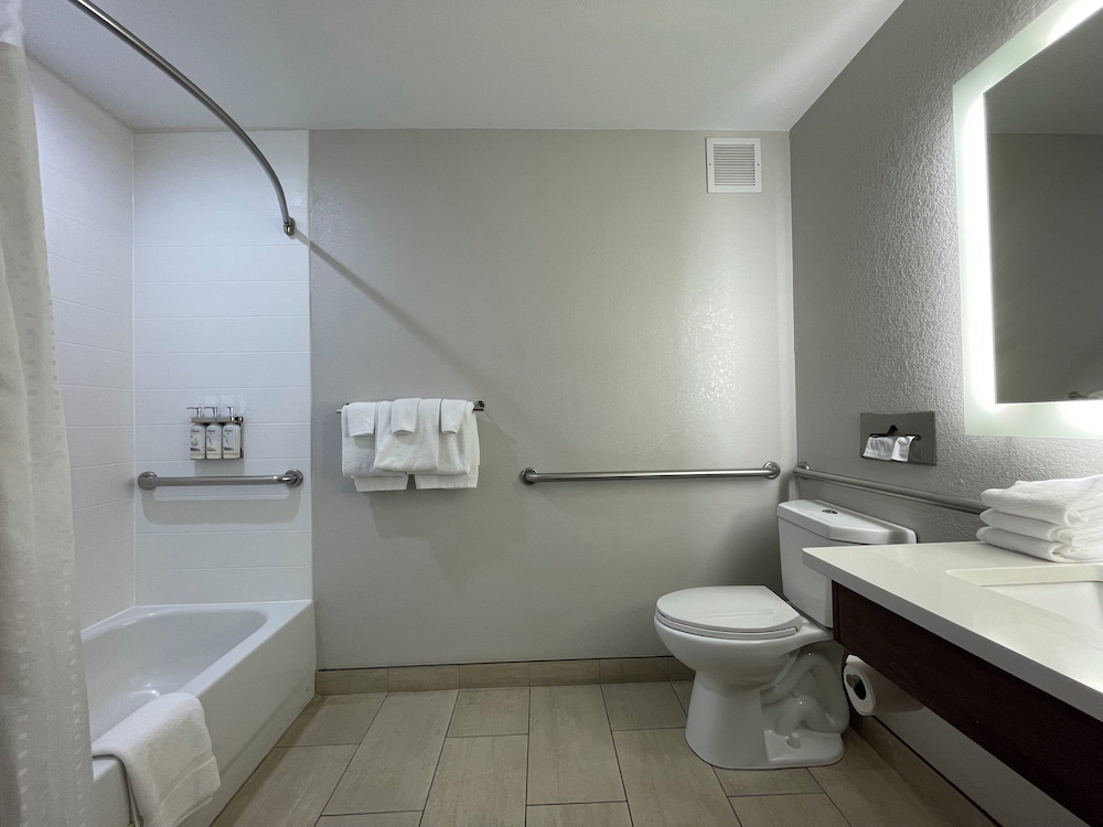 Standard Room, 1 Queen Bed, Accessible (Mobility) - Photo 4