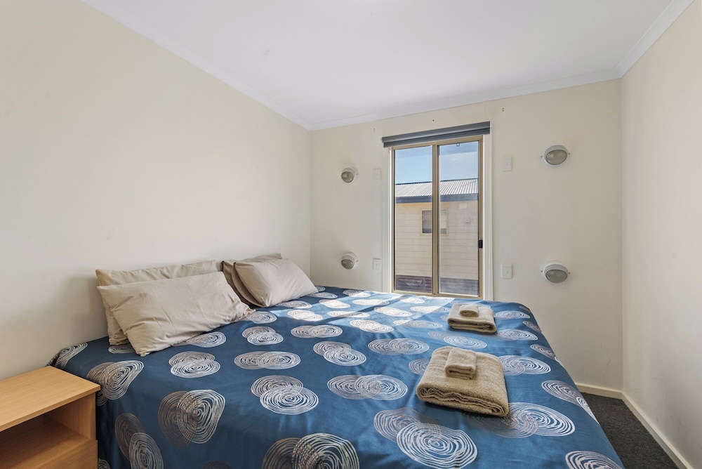 Deluxe 2 Bedroom Cabin - Sleeps 4 photo 3